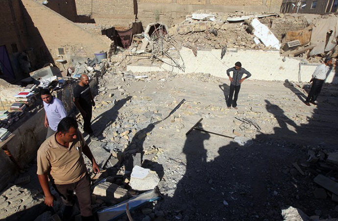 Iraqis insepct the scene following an explosion at the Al-Hussein mosque in the district of al-Musayyib, south of Baghdad, on September 30, 2013 (AFP Photo / Ahmad Al-Rubaye)