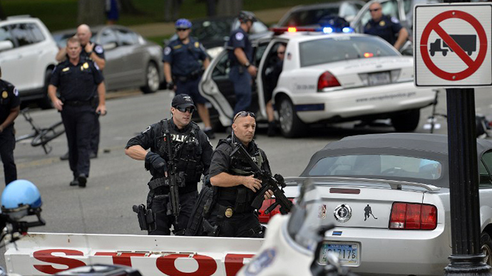Police run after shots fired were reported near 2nd Street NW and Constitution Avenue on Capitol Hill in Washington, DC, on October 3, 2013. (AFP Photo / Jewel Samad)