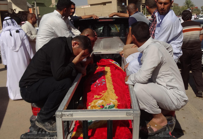 Iraqis mourn during a funeral on October 17, 2013 over the body of one of the victims of a car bomb attack which targeted worshippers in a Sunni mosque following prayers marking the start of the Eid al-Adha Muslim holiday two days ago, in the northern Iraqi city of Kirkuk (AFP Photo / Marwan Ibrahim)