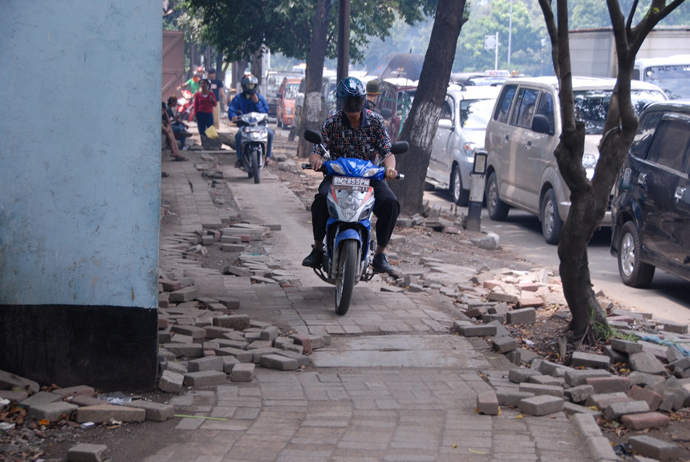 Jakarta - public sidewalk. Photo by Andre Vltchek