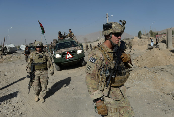 US soldiers arrive at the site of a suicide attack in Maidan Shar, the capital city of Wardak province south of Kabul on September 8, 2013. (AFP Photo/Shah Marai)