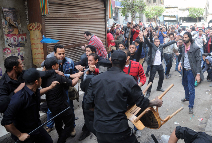 Egyptian security forces clash with protesters who gathered in support of a prominent secular activist who turned himself after being ordered detained for holding a demonstration against a new protest law, on November 30, 2013 in the Egyptian capital, Cairo (AFP Photo / STR)