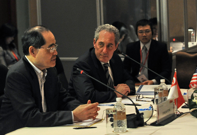 Singapore Minister of Trade and Industry Lim Hng Kiang (L) speaks as US trade representative Michael Froman listens during the Trans-Pacific Partnership (TPP) Ministerial Meeting in Singapore on December 7, 2013 (AFP Photo / Roslan Rahman) 