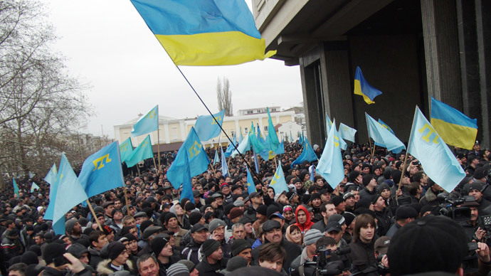 Pro-Ukrainian activists rally in front of the Crimean parliament in Semfiropol on February 26, 2014. (AFP Photo / Vasiliy Batanov)