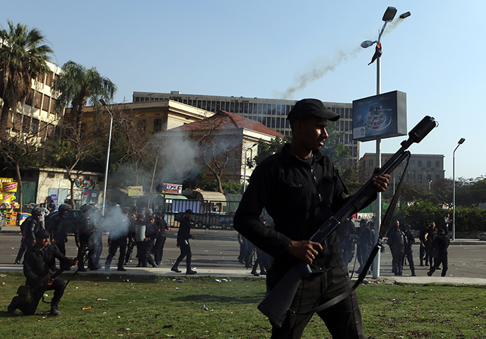 Riot police officer fires rubber bullets and tear gas at students who are supporters of the Muslim Brotherhood and ousted President Mohamed Mursi, during clashes in front of Cairo University March 26, 2014 (Reuters / Amr Abdallah Dalsh)
