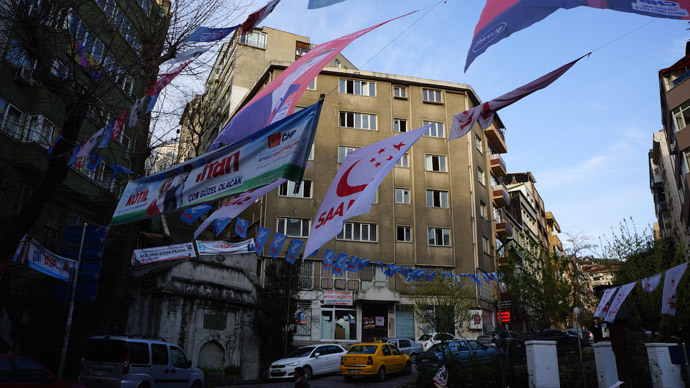 Istanbul dressed in garlands. (Photo by Nadezhda Kevorkova)
