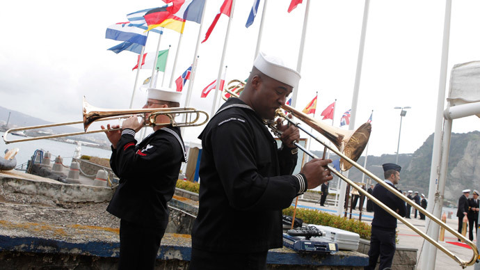 U.S. Military sailormen play military music during the deactivation ceremony of Navsouth Base Headquarter in Nisida Island near Naples, Italy (AFP Photo / Controluce)