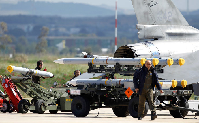 Ground crew transport weapons for an Italian F-16 Fighting Falcon at the Birgi NATO Airbase in Trapani in the southern Italian island of Sicily (Reuters / Alessandro Bianchi)