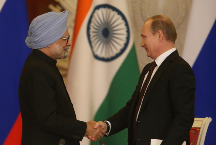 Russia's President Vladimir Putin (R) and India's Prime Minister Manmohan Singh shake hands at a joint press conference following their meeting in the Kremlin in Moscow, on October 21, 2013. (AFP Photo / Pool / Sergei Karpukhin)