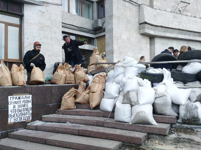 Participants in a rally at the Donetsk regional state administration. (RIA Novosti)