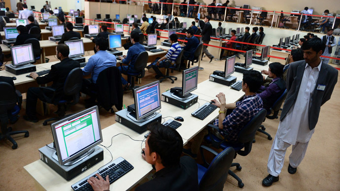 Afghan election commission workers gather election information from across the country at a counting centre in Kabul on April 8, 2014. (AFP Photo / Wakil Kohsar)