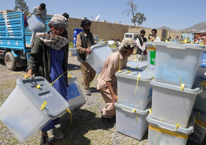 Afghan election commission workers unload ballot boxes at the IEC (Independent Election Commission) in Kandahar on April 7, 2014. (AFP Photo / Banaras Khan)