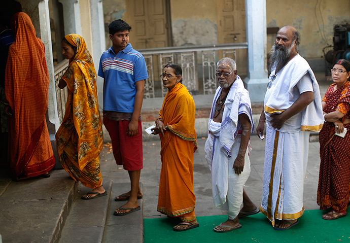 People wait to cast their vote at a polling station in the final phase of the general election in Varanasi in the northern Indian state of Uttar Pradesh May 12, 2014 (Reuters / Ahmad Masood)
