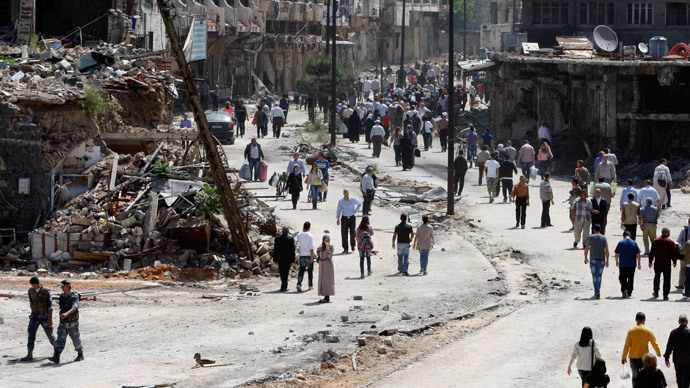 Residents arrive on foot to inspect their homes, after the cessation of fighting between rebels and forces loyal to Syria's President Bashar al-Assad, in Homs city, May 10, 2014.(Reuters / Khaled al-Hariri)