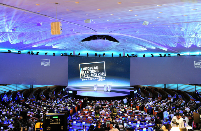 A general view shows press crews working in the hemicycle of the European Parliament during the announcement of the European Parliament elections results on May 25, 2014 in Brussels. (AFP Photo / Georges Gobet)