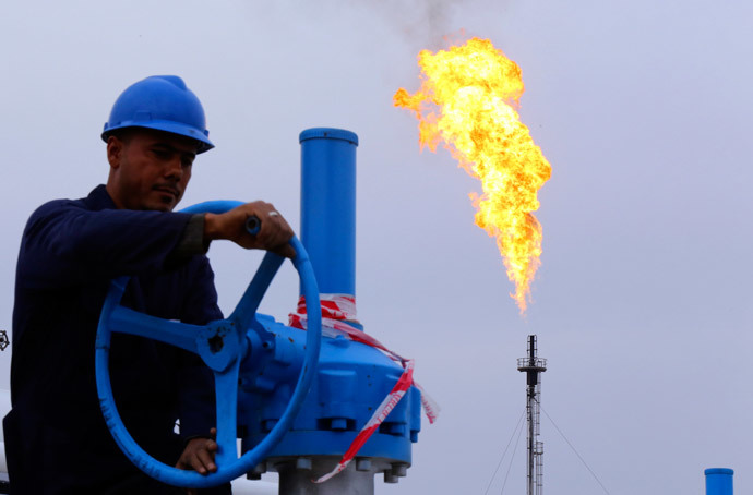 A worker adjusts the valve of an oil pipe at Khurmala oilfield on the outskirts of the city of Arbil, in Iraq's Kurdistan region (Reuters / Stringer)