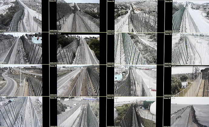 Images of the barrier surrounding Melilla seen in the Guardia Civilâs Operation Room. Photo by @TomasoClavarino