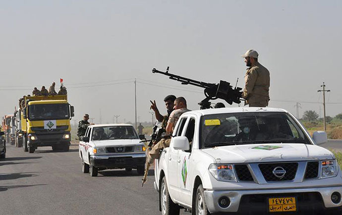 Iraqi forces and mainly Shiite Muslim volunteers arrive in the predominantly-Sunni Muslim city of Samarra, 124 kms from Baghdad on July 2, 2014 (AFP Photo)