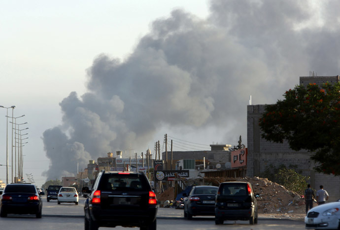 Smoke billows from an area near Tripoli's international airport as fighting between rival factions around the capital's airport continues on July 24, 2014. (AFP Photo / Mahmud Turkia) 