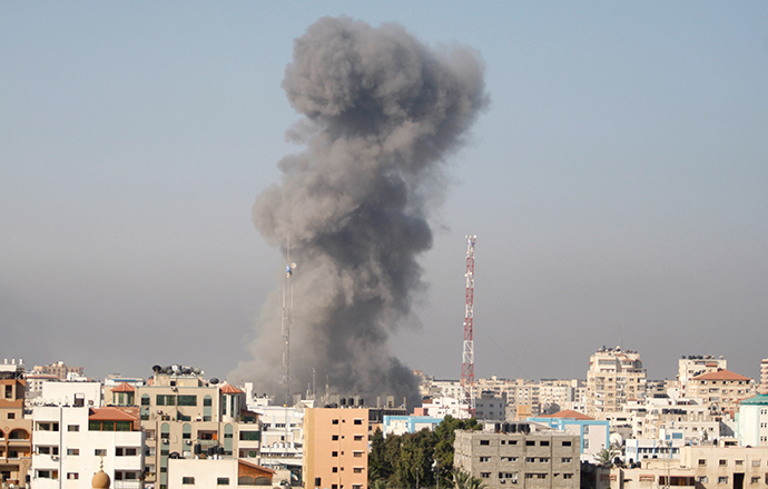 Smoke rises following what witnesses said was an Israeli air strike in Gaza City July 30, 2014 (Reuters / Suhaib Salem)