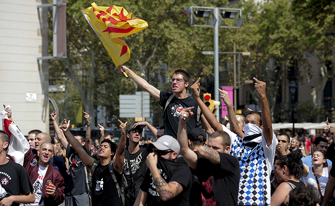 Pro-independentists gesture at anti-independentists demonstrating for the unity of Spain in the centre of Barcelona during Catalonia National Day (Diada) on September 11, 2014. (AFP Photo / Josep Lago)