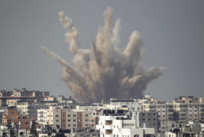 Smoke and sand are seen following what witnesses said was an Israeli air strike in Gaza August 25, 2014. (Reuters/Ahmed Zakot)