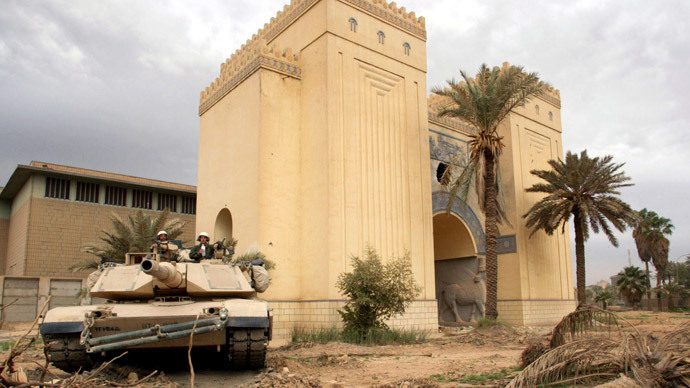 U.S. tank takes up position in the Iraqi museum in Baghdad, April 16, 2003.(Reuters / STR)