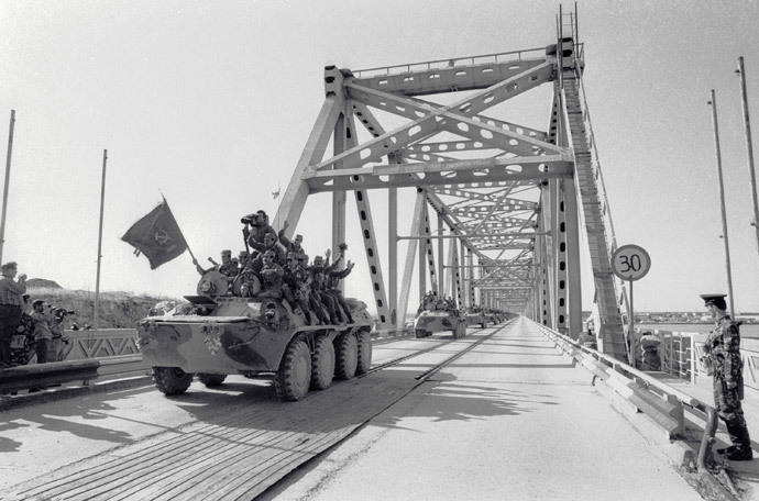 A column of armored personnel carriers crossing the Afghan-Soviet border on the Bridge of Friendship across the Amu Darya river. The withdrawal of the limited contingent of Soviet troops from Afghanistan. (RIA Novosti / V. Kiselev)