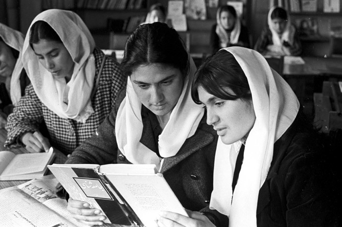 Afghan girls reading in a library, Kabul, Afghanistan, 1979 (RIA Novosti / Sobolev)