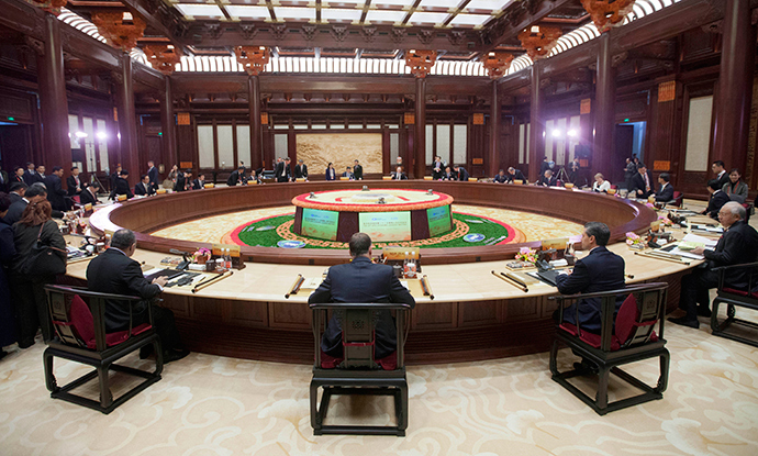 World leaders take their seats as China's President Xi Jinping (C) prepares to deliver opening remarks at the Asia-Pacific Economic Cooperation (APEC) leaders' meeting at the International Convention Center at Yanqi Lake in Beijing, November 11, 2014 (Reuters / Pablo Martinez Monsivais)