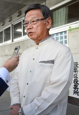 Takeshi Onaga, former mayor of Okinawa's capital city Naha, answers questions after casting his ballot for the Okinawa gubernatorial election at a polling station in Naha, Okinawa prefecture, on November 16, 2014.(AFP Photo / Toru Yamanaka)