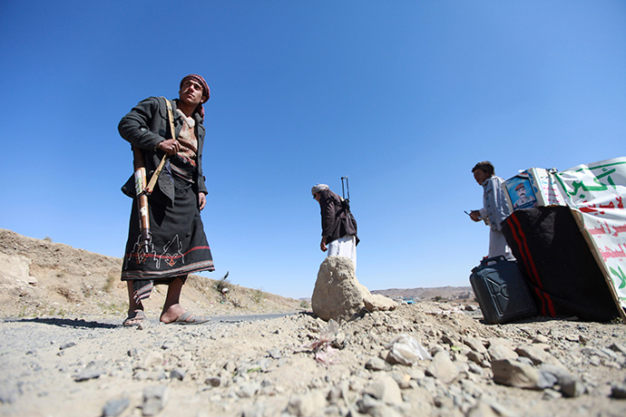 Shi'ite Houthi rebels man a checkpoint at the southern entrance to the city of Sanaa (Reuters / Mohamed al-Sayaghi)