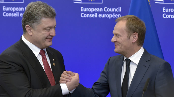 Ukrainian President Petro Poroshenko (L) shakes hands with European Council President Donald Tusk (R) (Reuters/Eric Vidal)