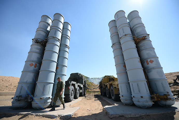 A soldier during a military exercise involving S-300/SA 10 surface-to-air missile systems at the Ashuluk training ground, Astrakhan Region (RIA Novosti / Pavel Lisitsyn)