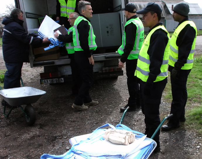 Dutch and Malaysian experts work on the crash site of the Malaysia Airlines flight MH17 Boeing en route from Amsterdam to Kuala Lumpur. (RIA Novosti / Igor Maslov)