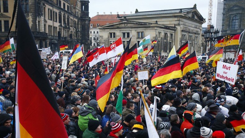 Dresde : la photo de leur leader déguisé en Hitler ne refroidit pas les fans de PEGIDA