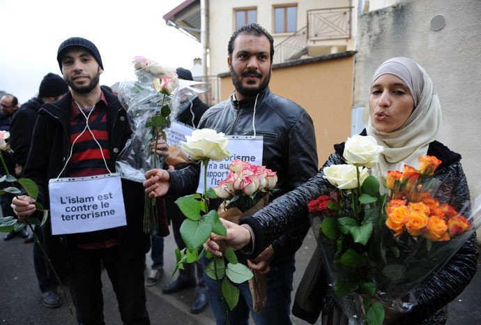 «Le terrorisme n’a pas de religion » : les musulmans rendent hommage aux victimes de Charlie Hebdo