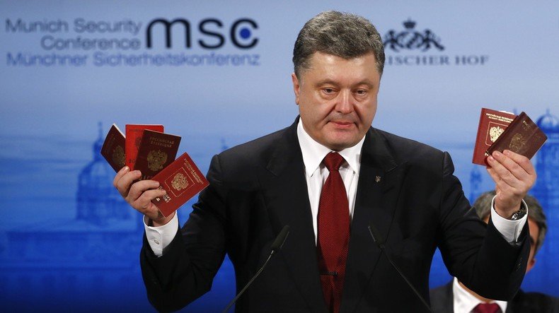 Le nouveau show de Kiev : Petro Porochenko expose des passeports russes à Munich