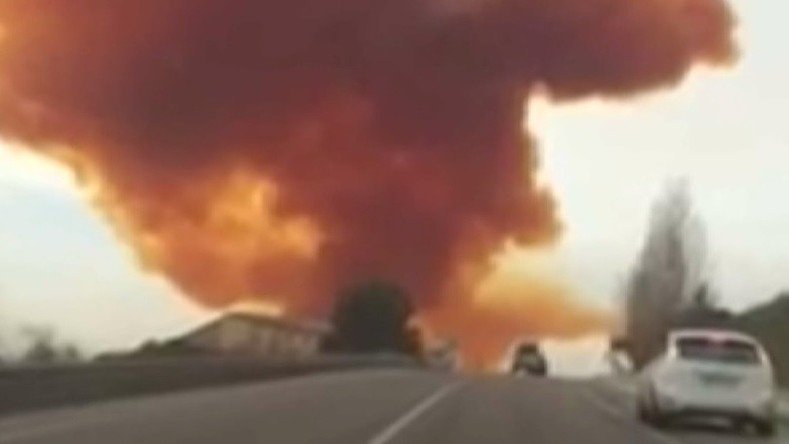 Un nuage toxique orange se répand près de Barcelone à la suite d'une explosion (VIDEO)