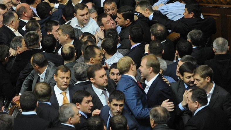 Fight club kiévien : les cinq bagarres les plus spectaculaires au parlement ukrainien (VIDEO)