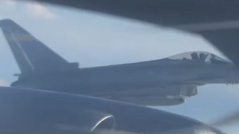 Les images du bombardier russe intercepté par l’OTAN au-dessus de la Manche