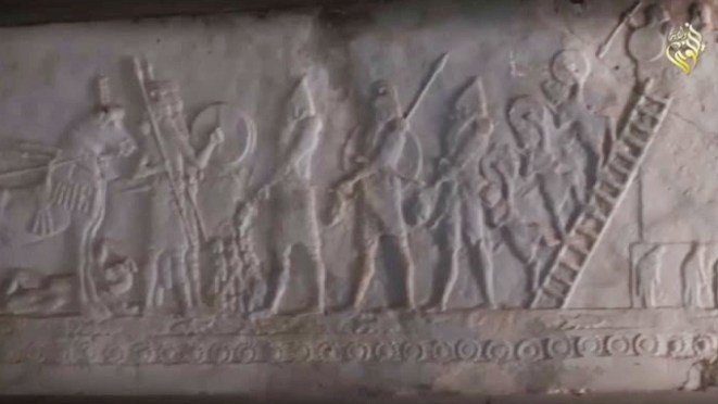 Les combattants de l’Etat islamique détruisent des statues anciennes et des reliques en Irak (VIDEO)
