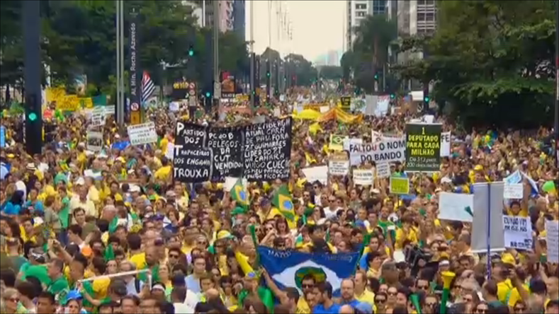 Brésil : plus d’un million de manifestants exigent la destitution de la présidente (VIDEO)
