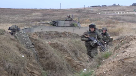 Les soldats de l'OTAN (Capture d'écran d'une vidéo de RT)