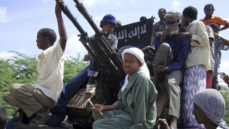 Des avions de combat kenyans bombardent les camps d’Al Shabaab en Somalie