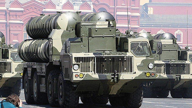 Poutine lève l’interdiction de livraison des systèmes de missile S-300 à l’Iran