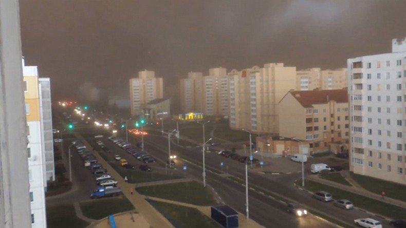 Le jour se fait nuit alors qu’une tempête terrifiante descend sur la Biélorussie