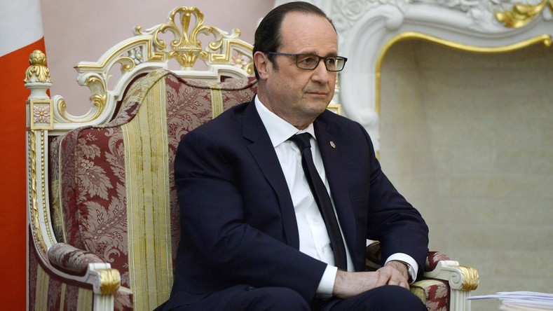 Le refus de François Hollande d’assister à la parade de Moscou critiqué de droite à gauche