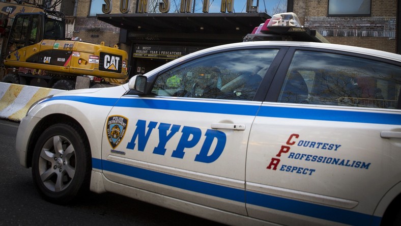 Des new-yorkais empêchent l’arrestation d’une jeune fille en faisant reculer la police (VIDEO)