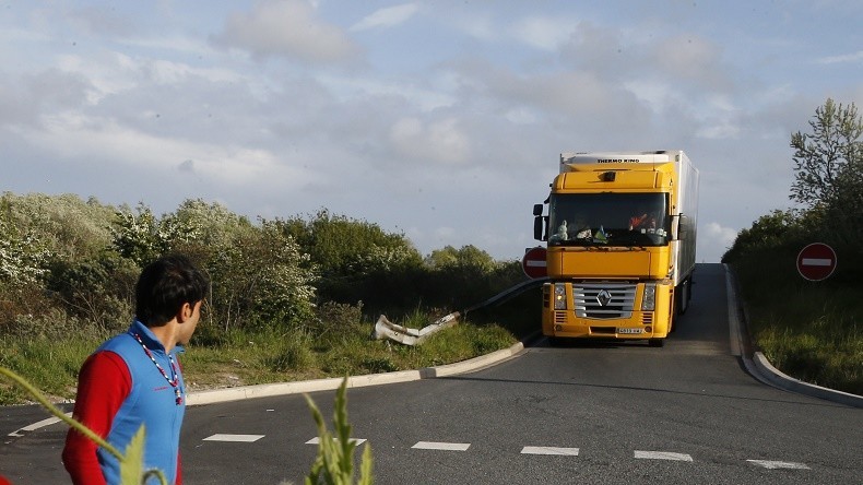 Calais: un migrant grièvement blessé par balle